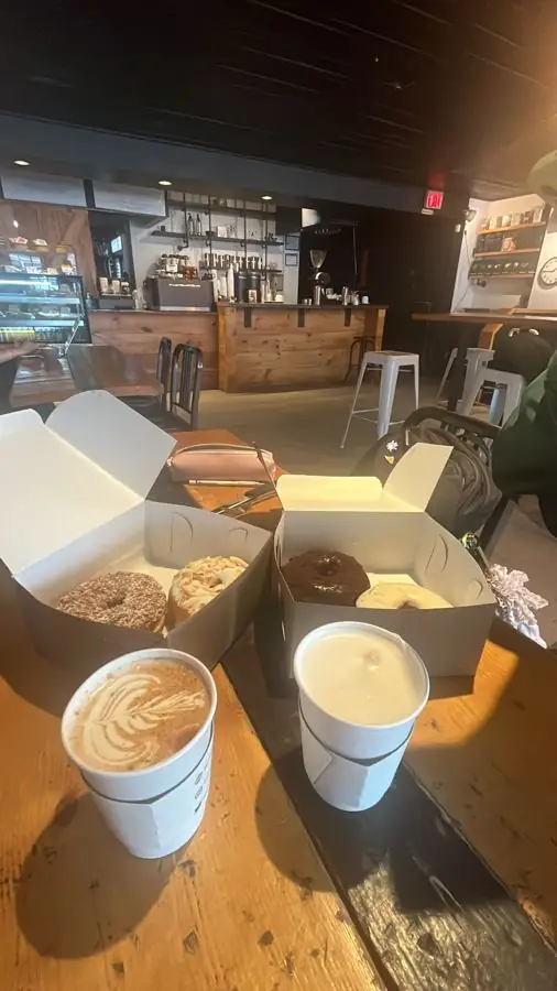 カフェのテーブルに置いたコーヒーとドーナツ