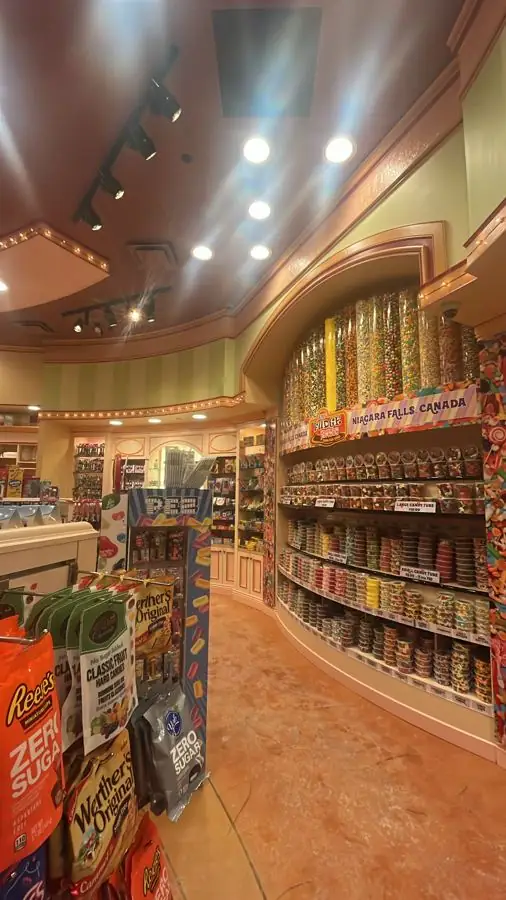 お菓子が並ぶカラフルな店内