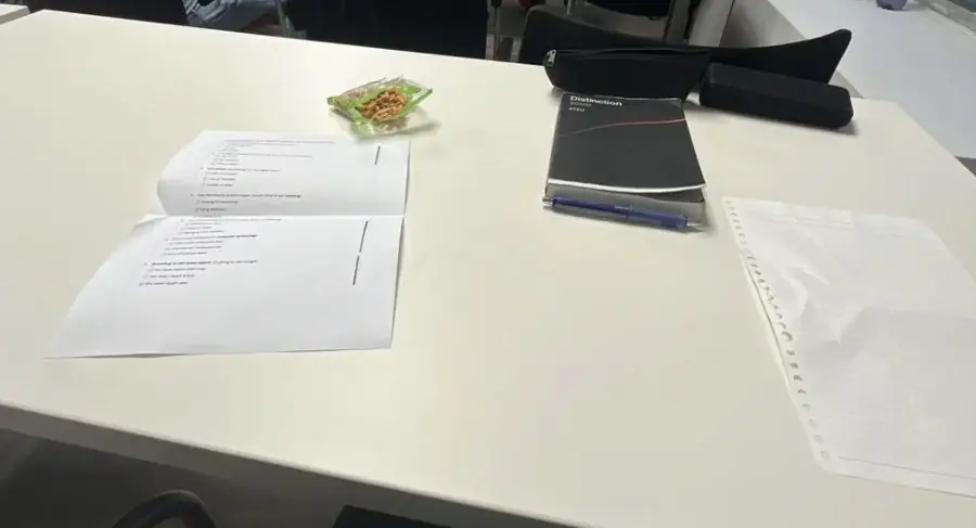 語学学校の授業の机