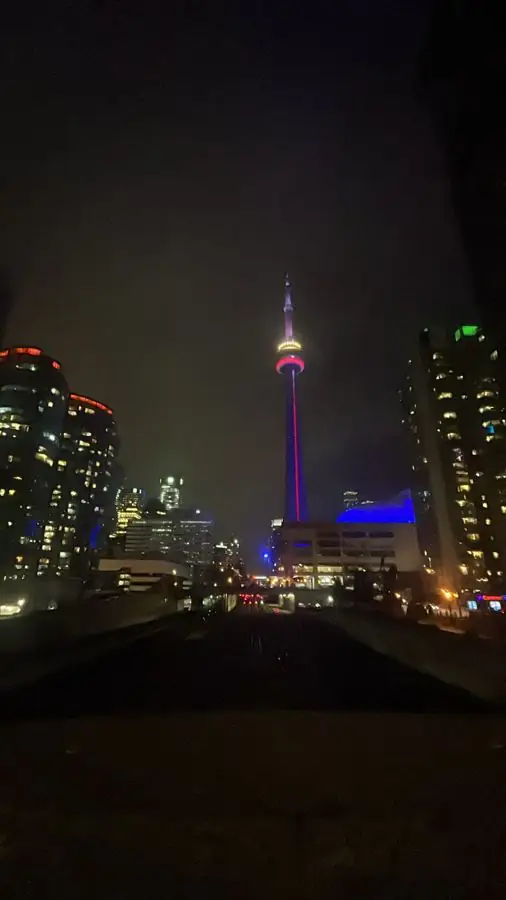 夜にライトアップされたCNタワー