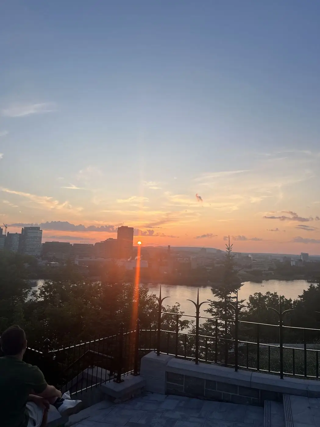 夕暮れのオタワ川を眺める