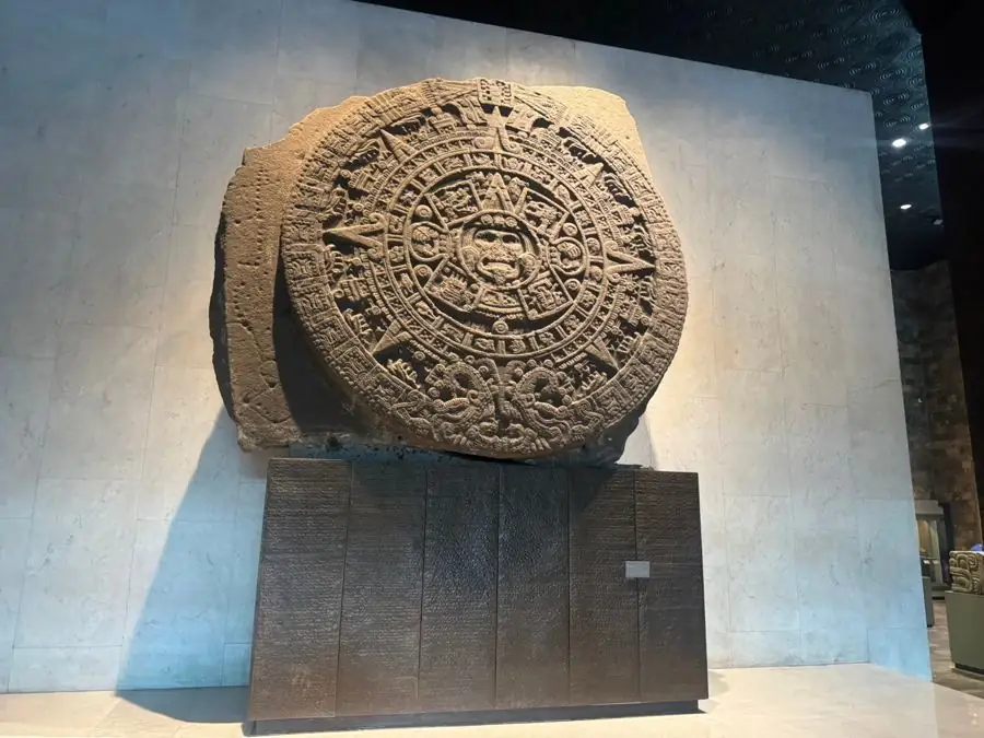 博物館に展示された太陽の石