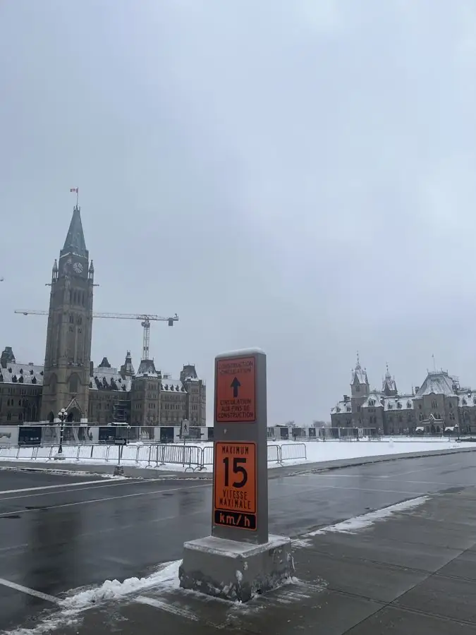 雪のオタワ国会議事堂